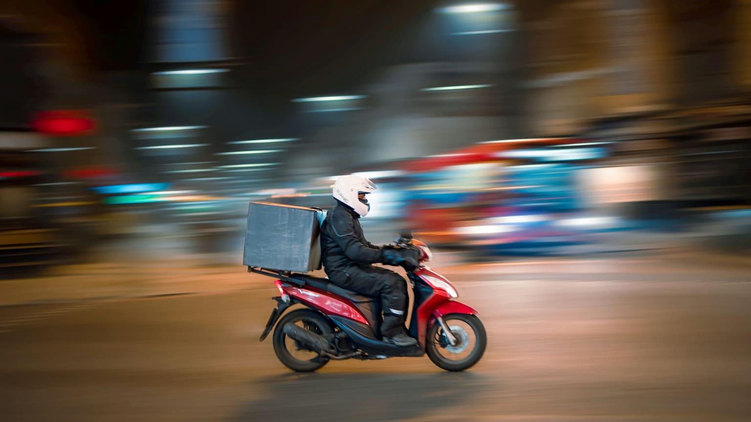 İstanbul trafiğinde gece teslimata giden motokurye
