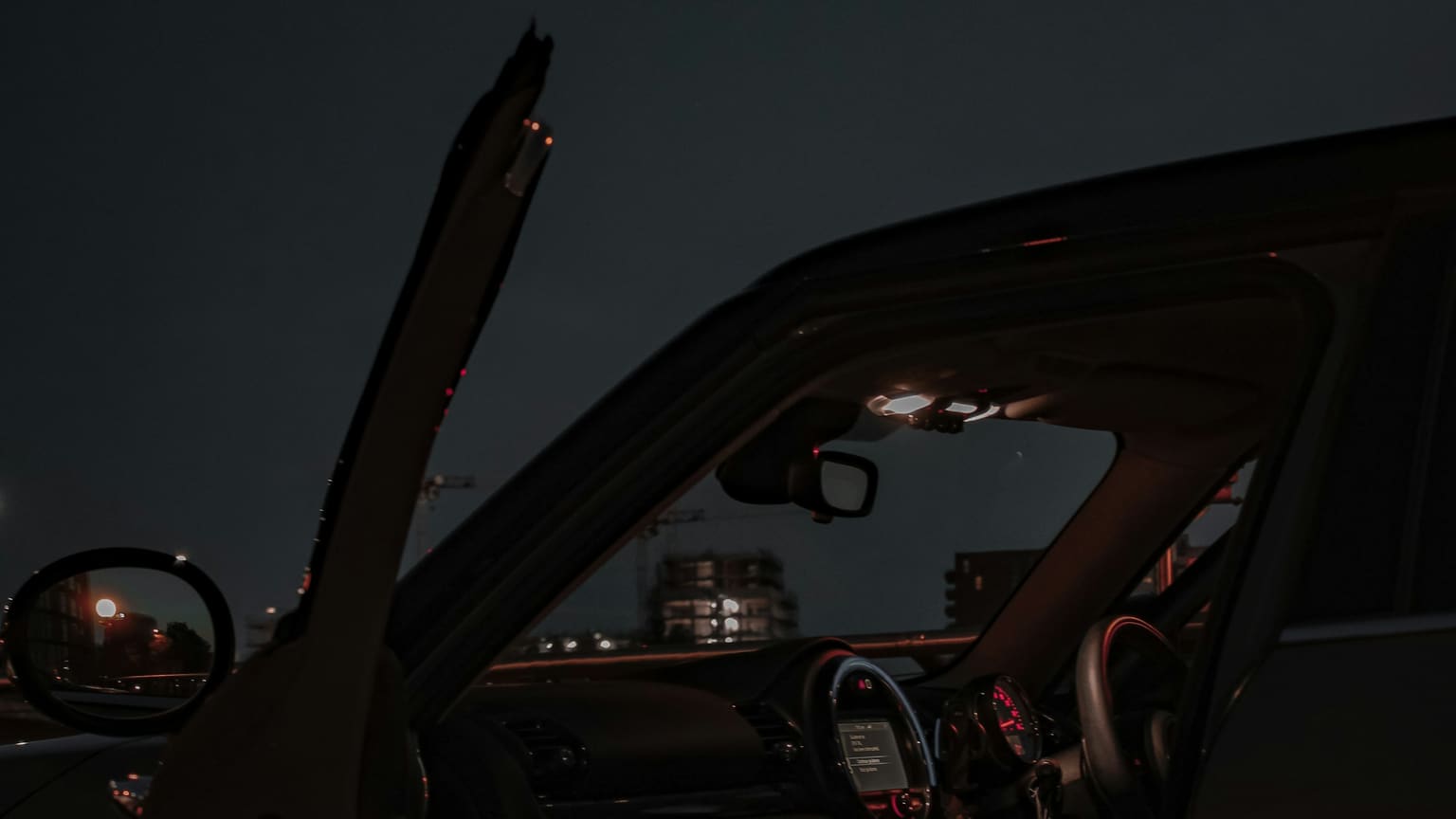 Gece teslim alınan aracın açık kapısı ve iç aydınlatması