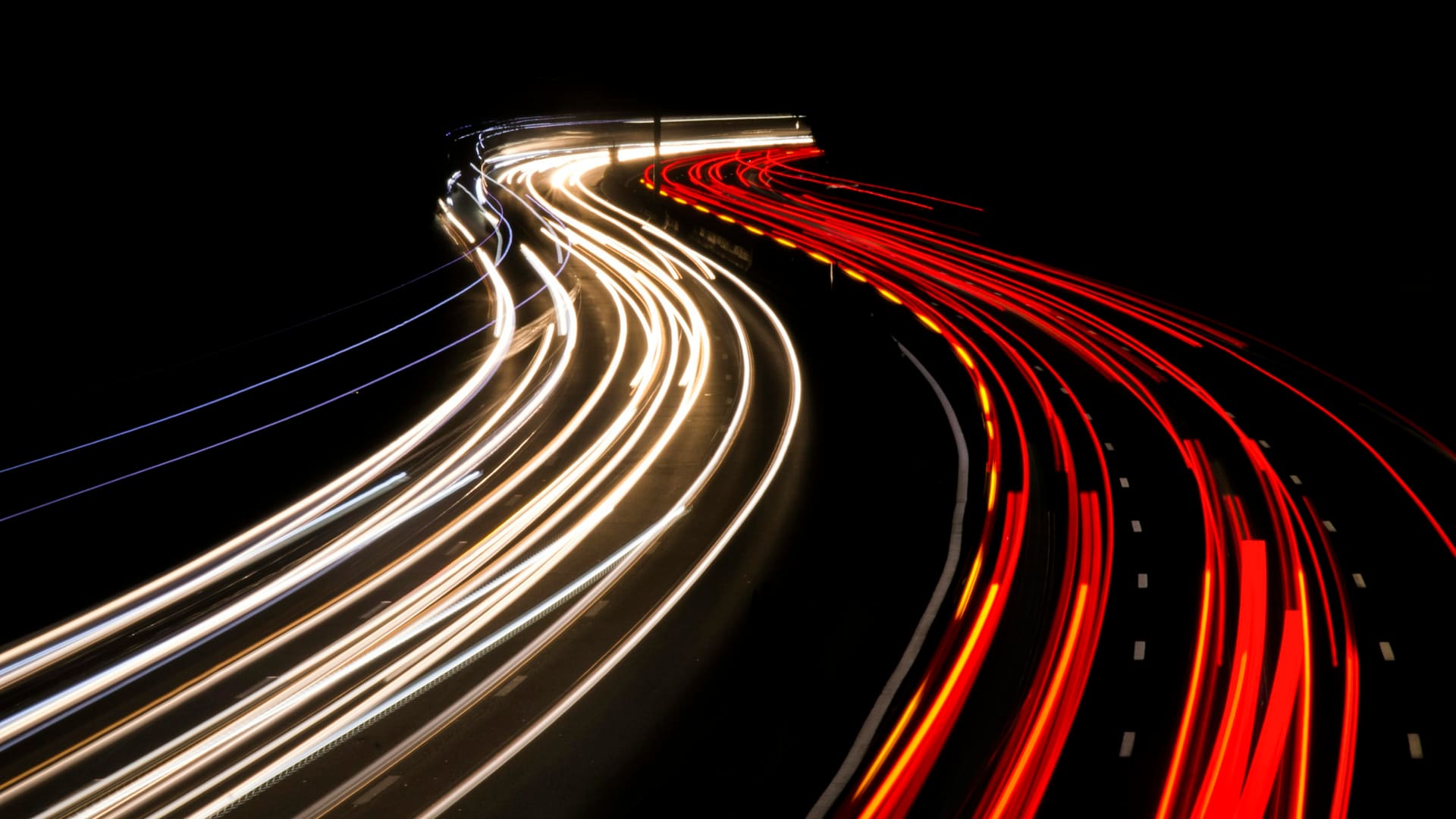 Gece İstanbul yollarında kurye ve vale teslimat trafiği