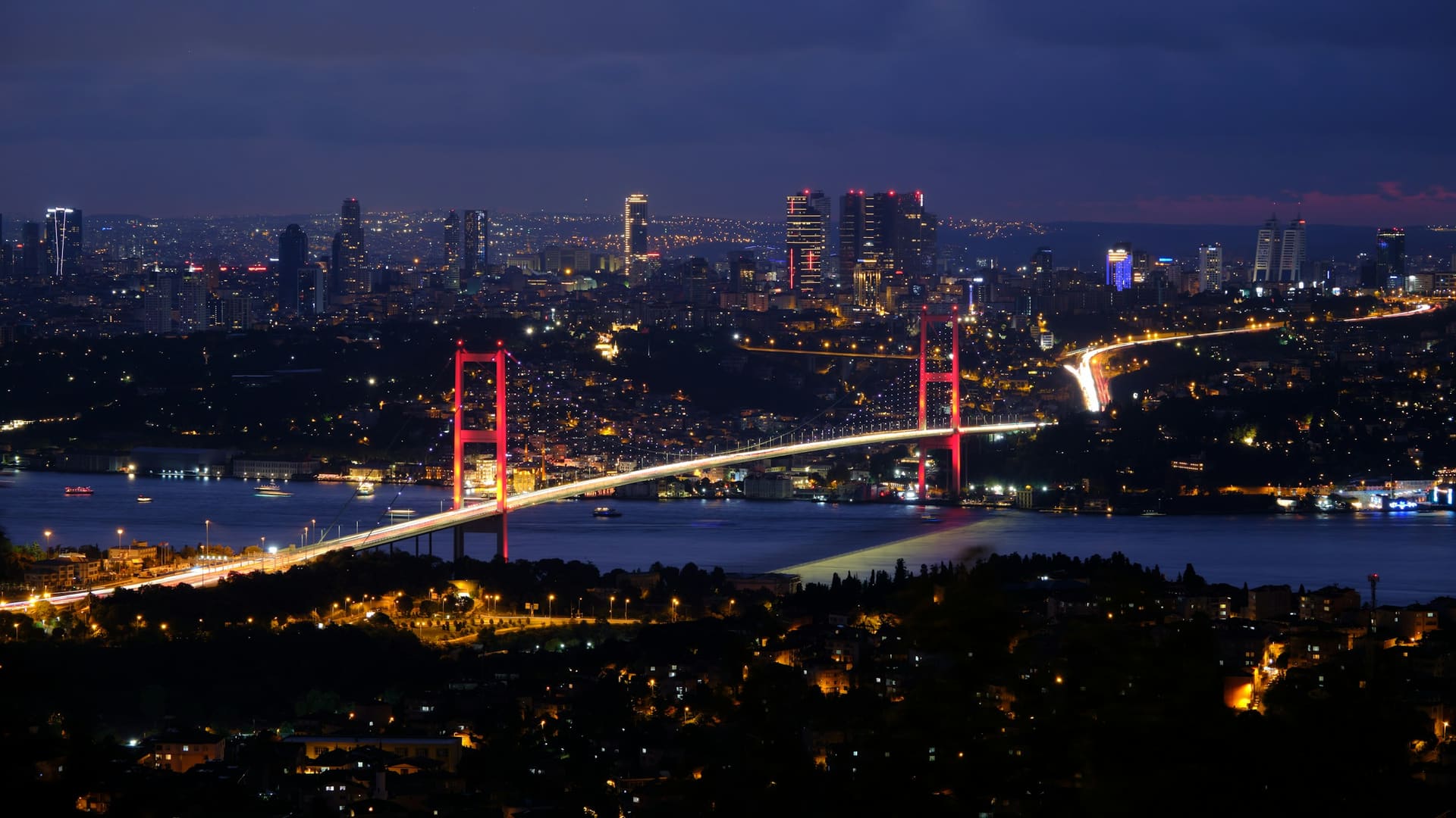 Gece İstanbul Boğazı ve 15 Temmuz Şehitler Köprüsü manzarası